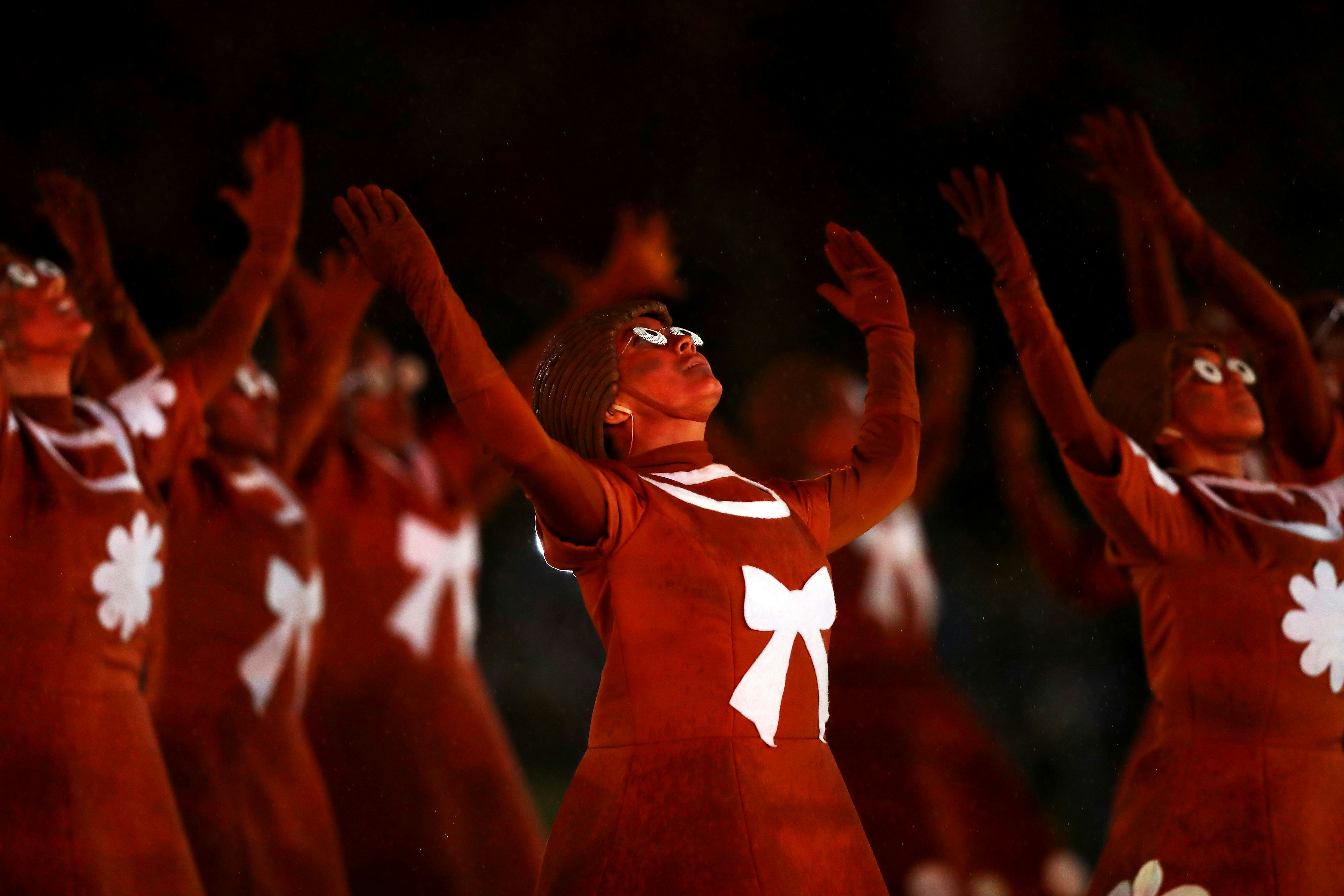 Reactions To The Red Costume Dance At The Closing Ceremony Show Love For Brazil's Culture - Romper