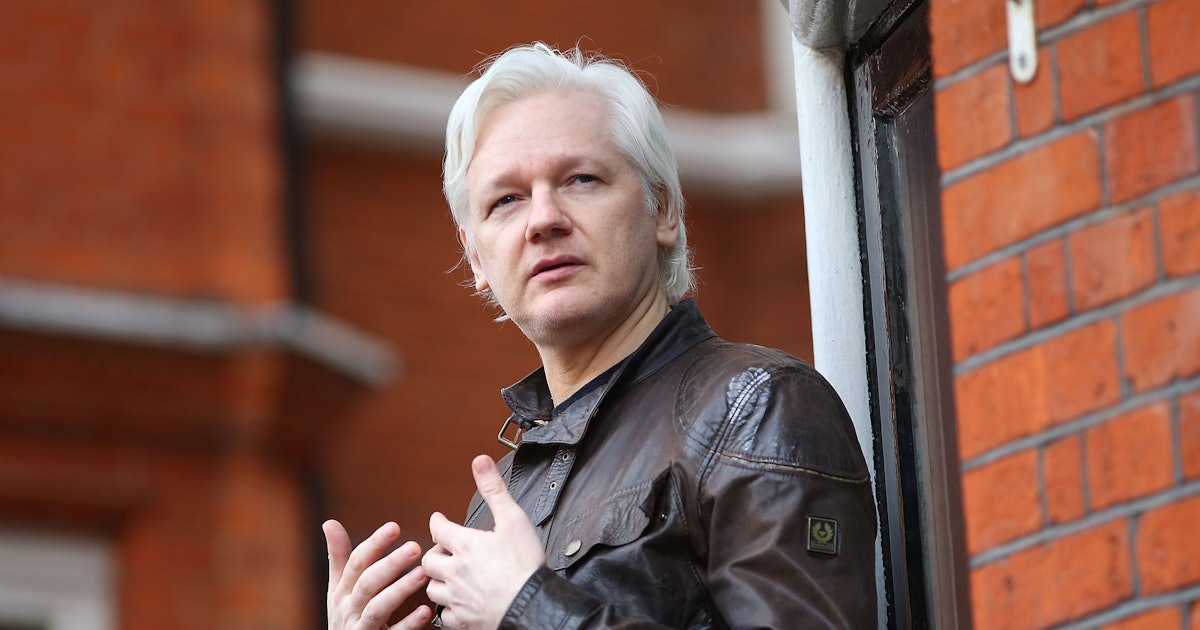 Real Journalists Skewer Julian Assange's Wikileaks Election Boast - Bustle
