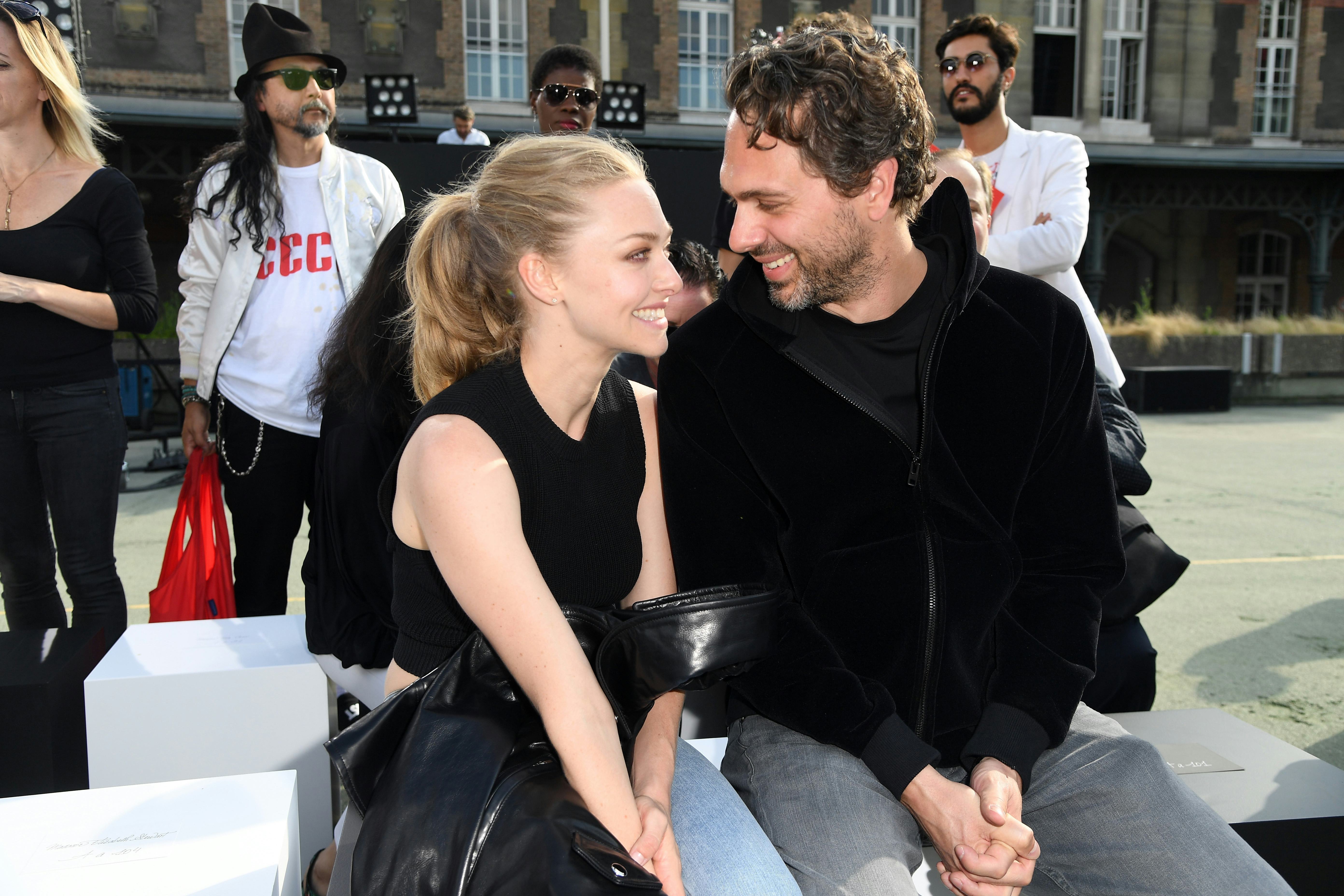 Amanda Seyfried elopes with Thomas Sadoski