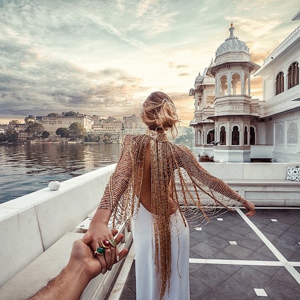 All The Viral Wedding Photos The Internet Fell In Love Holding Hands Instagram Couple Goals Hands