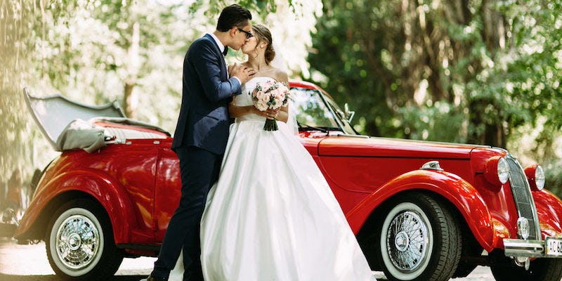 These Are The 10 Wedding Planning Tips You Need To Know If You're Broke AF