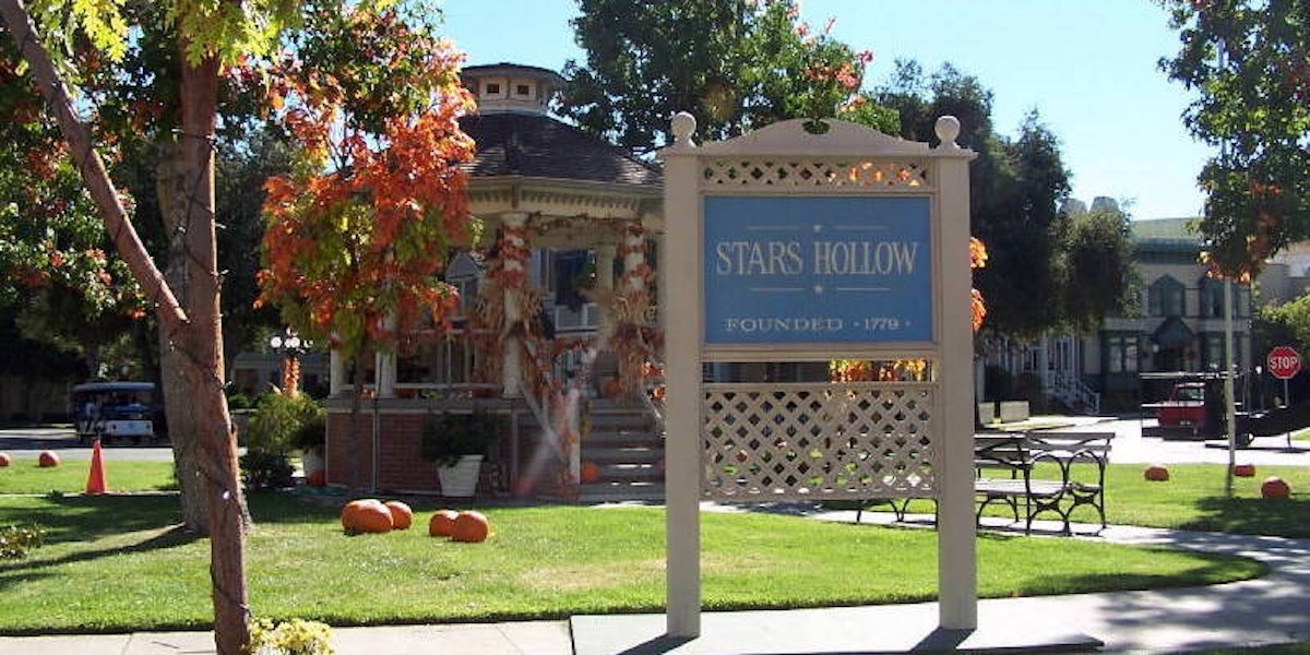 You Can Now Visit Stars Hollow Because A 'Gilmore Girls' Festival Is Coming