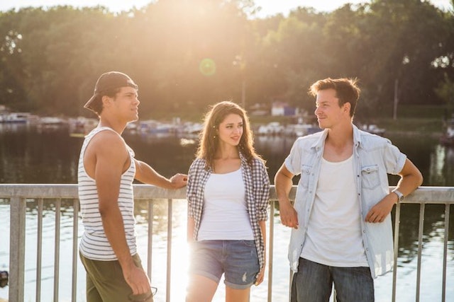 guy friend having 20s benefits guys friends talking outside amico sagittario migliore bigodino sicuramente tuo