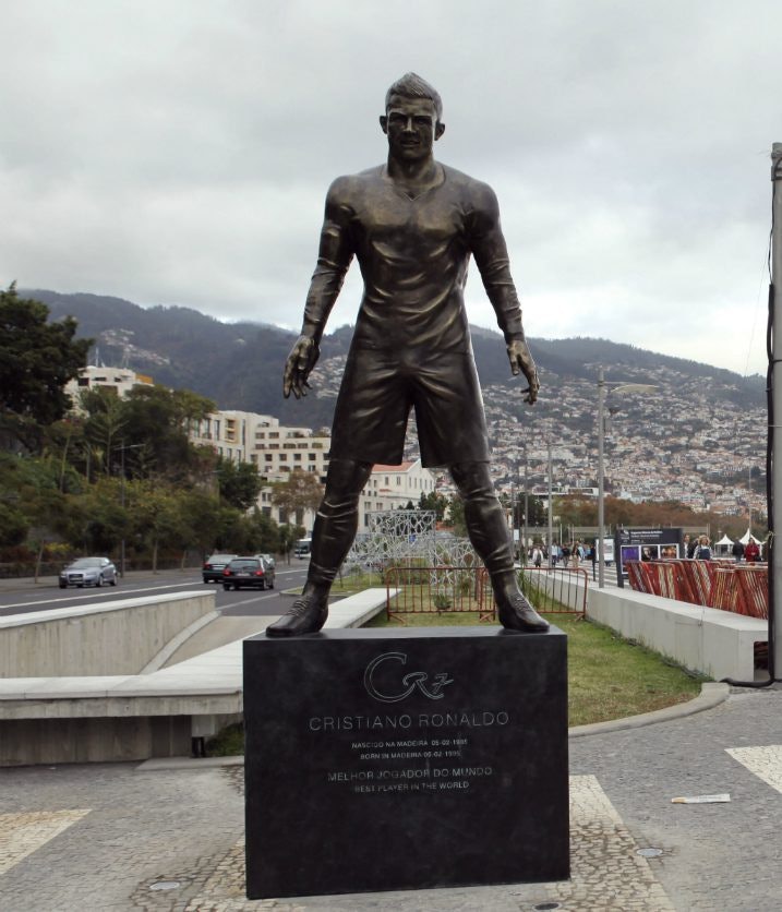 New Cristiano Ronaldo Statue Doesn T Look Like Him At All