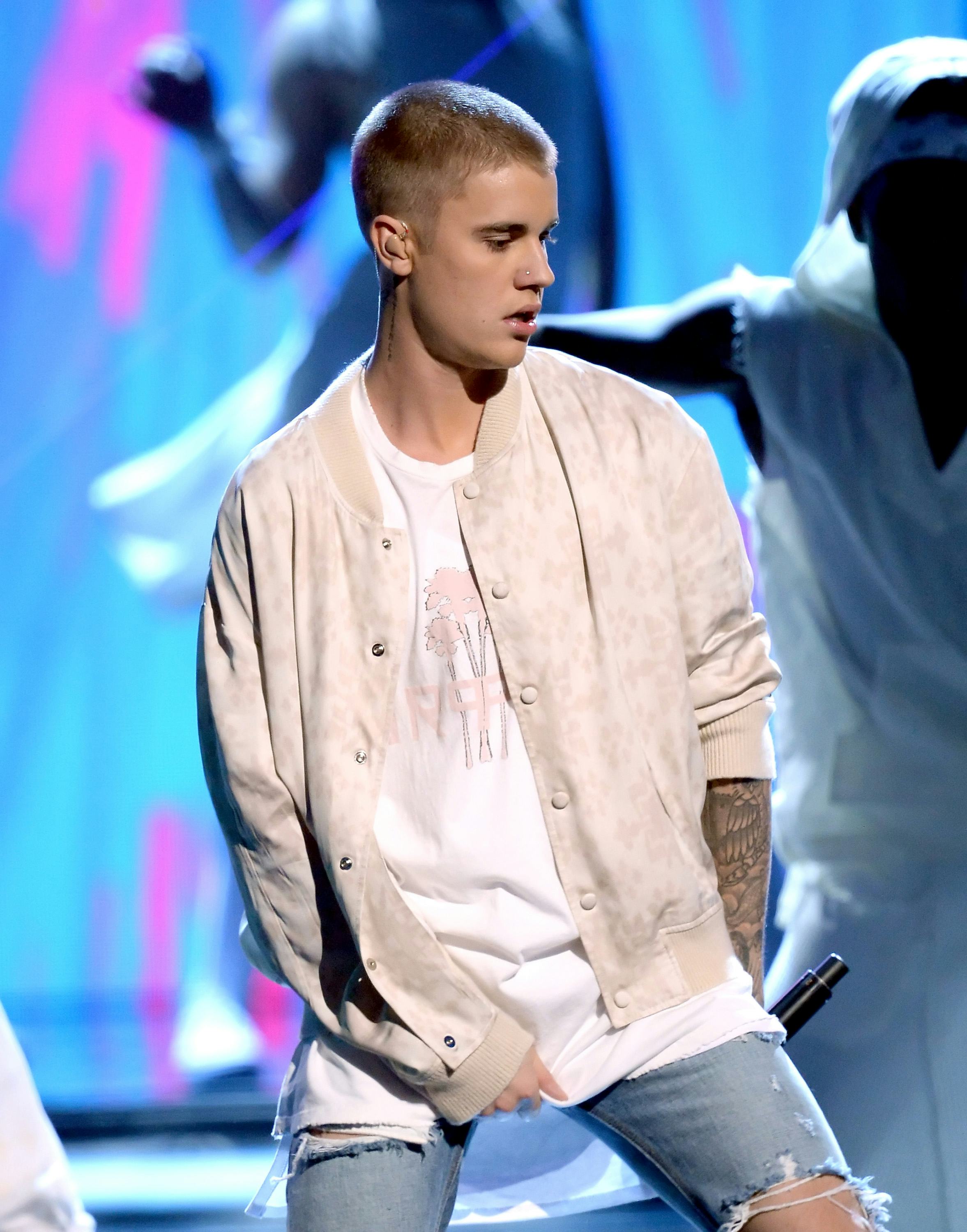 Is Justin Bieber S Platinum Blonde Hair Real His New Look Is A