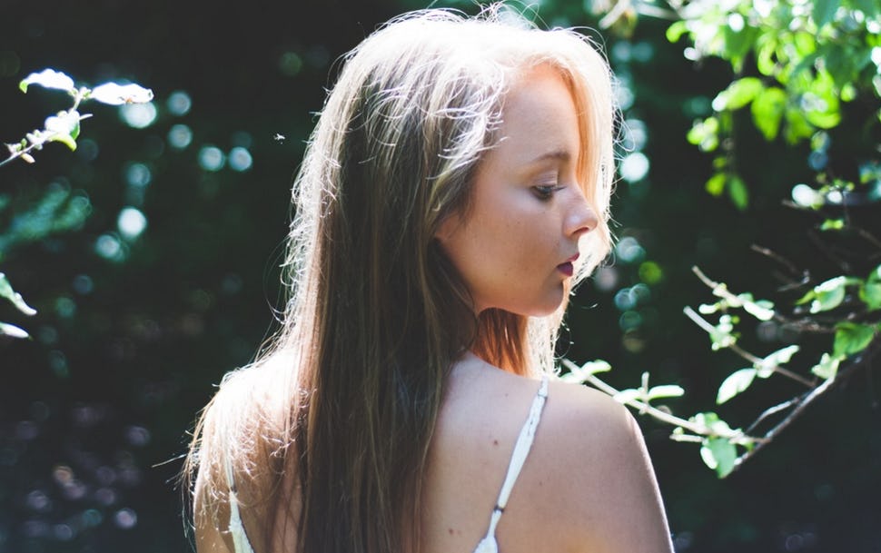 10 Easy Greasy Hair Hacks That Will Help You Manage That Oil
