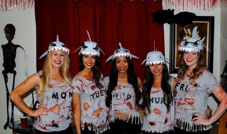 8 last minute best friend halloween costume ideas that can be made before the big party tonight - Best Last Minute Halloween Costume 8 last minute best friend halloween costume ideas that can be made before the big party tonight - Best Last Minute Halloween Costume