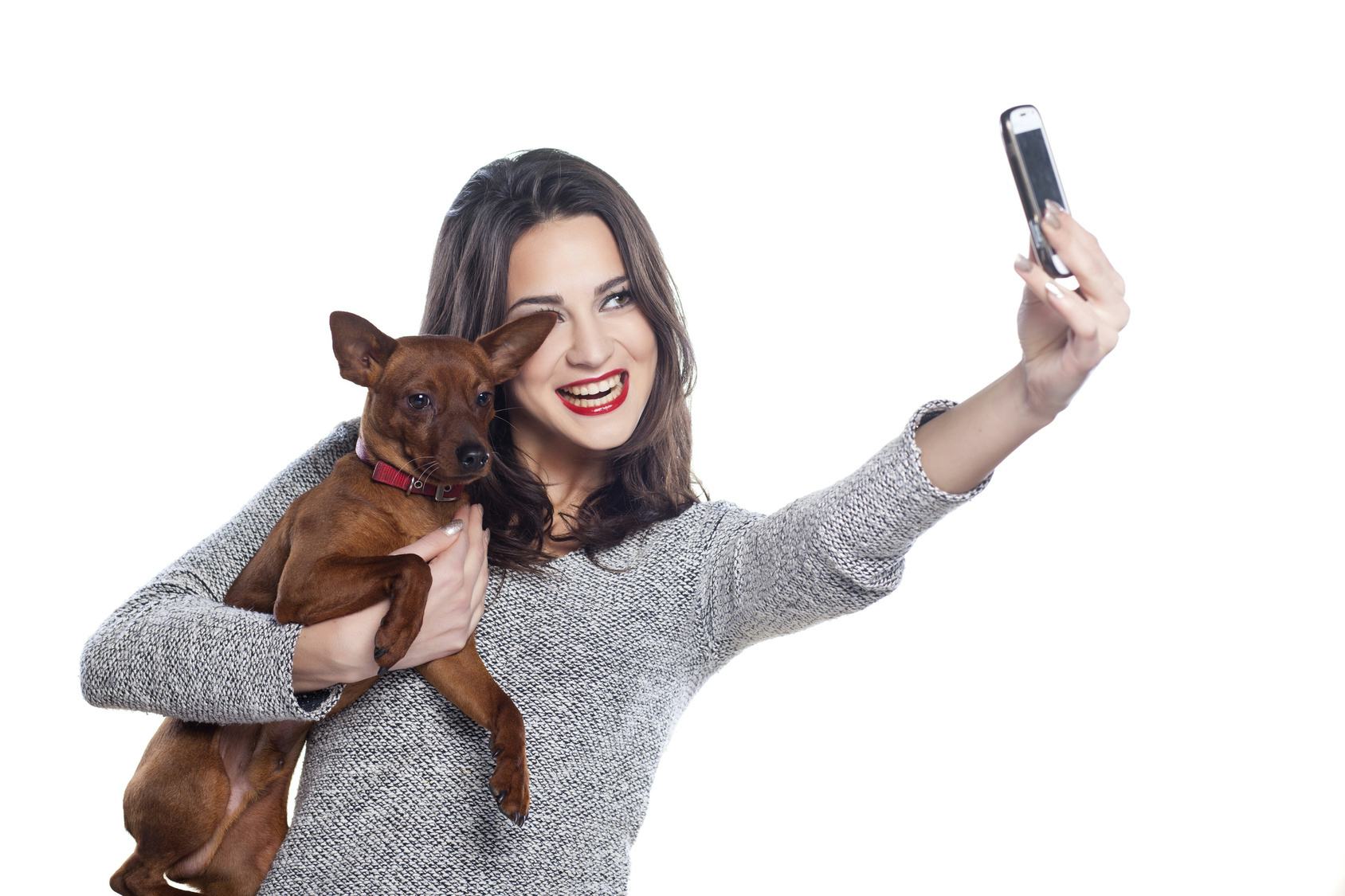 Usie The Newest Hashtag Trend That Means the "Selfie" is So Over