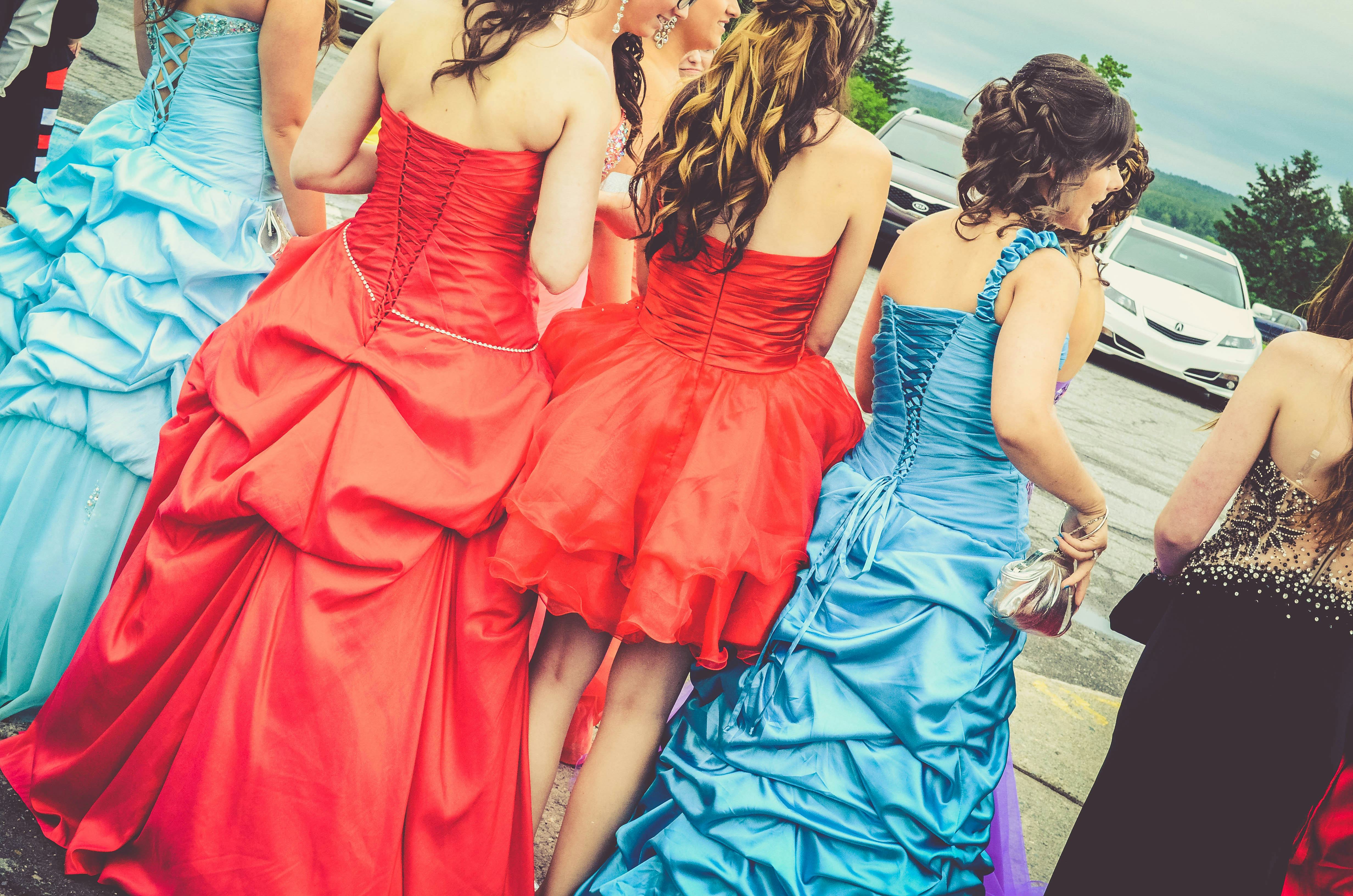 Should You Go To Prom Alone? Here Are 5 Questions To Help You Figure It