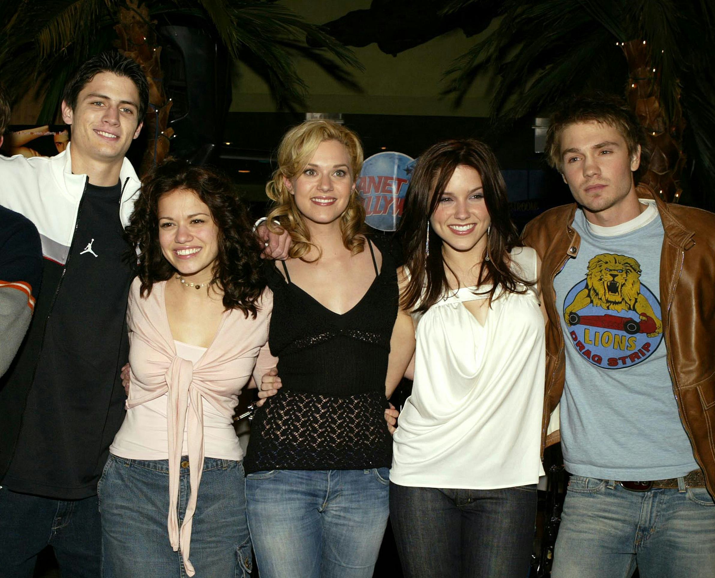 10 Things You Never Noticed From The e Tree Hill Pilot — Like Peyton s Webcam Face