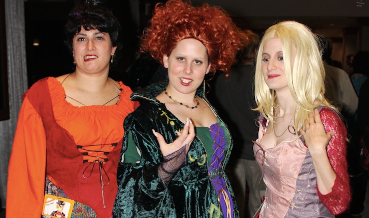 20 funny best friend halloween costume ideas that are wonderfully witty - Halloween Friends Costumes 20 funny best friend halloween costume ideas that are wonderfully witty - Halloween Friends Costumes