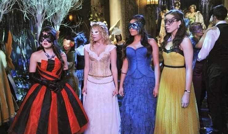 'Pretty Little Liars' Halloween Special "We Love You To ...