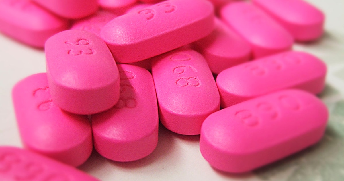 Розовые таблетки. Таблетки розового цвета. Виагра таблетки розовые. Розовые таблетки от диареи.
