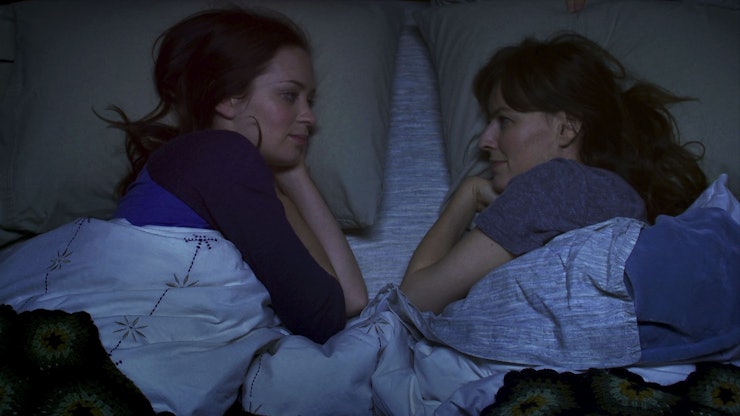 21 Gross Things You Only Do In Front Of Your Sister Because She Does