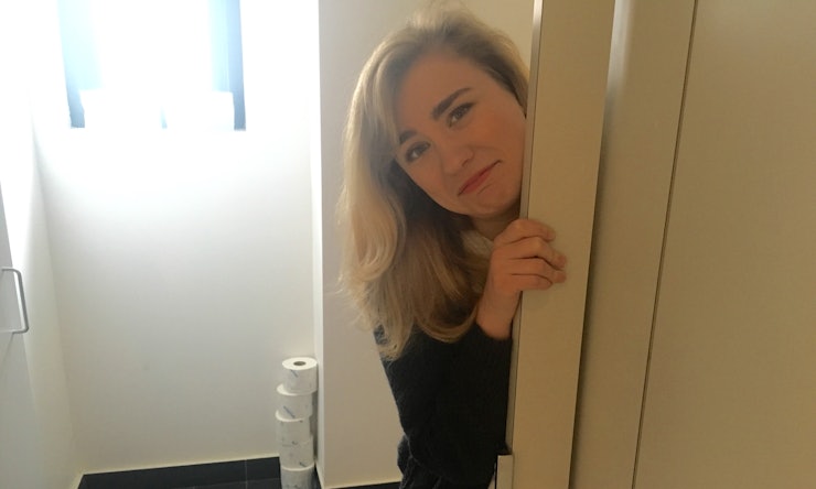 14 Thoughts Every Pee-Shy Woman Has In The Bathroom At Work