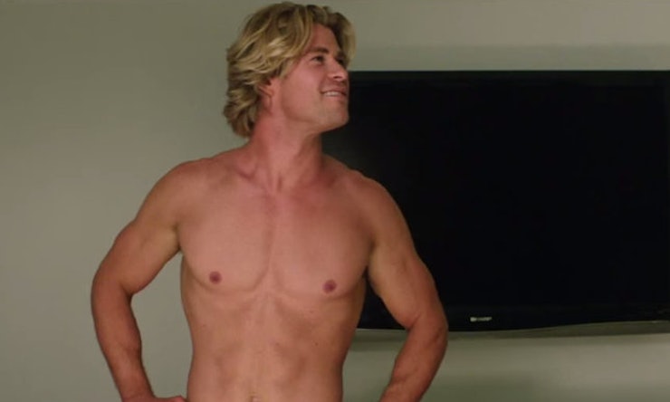 Chris Hemsworths Half-Naked Vacation Cameo Has Ed Helms 