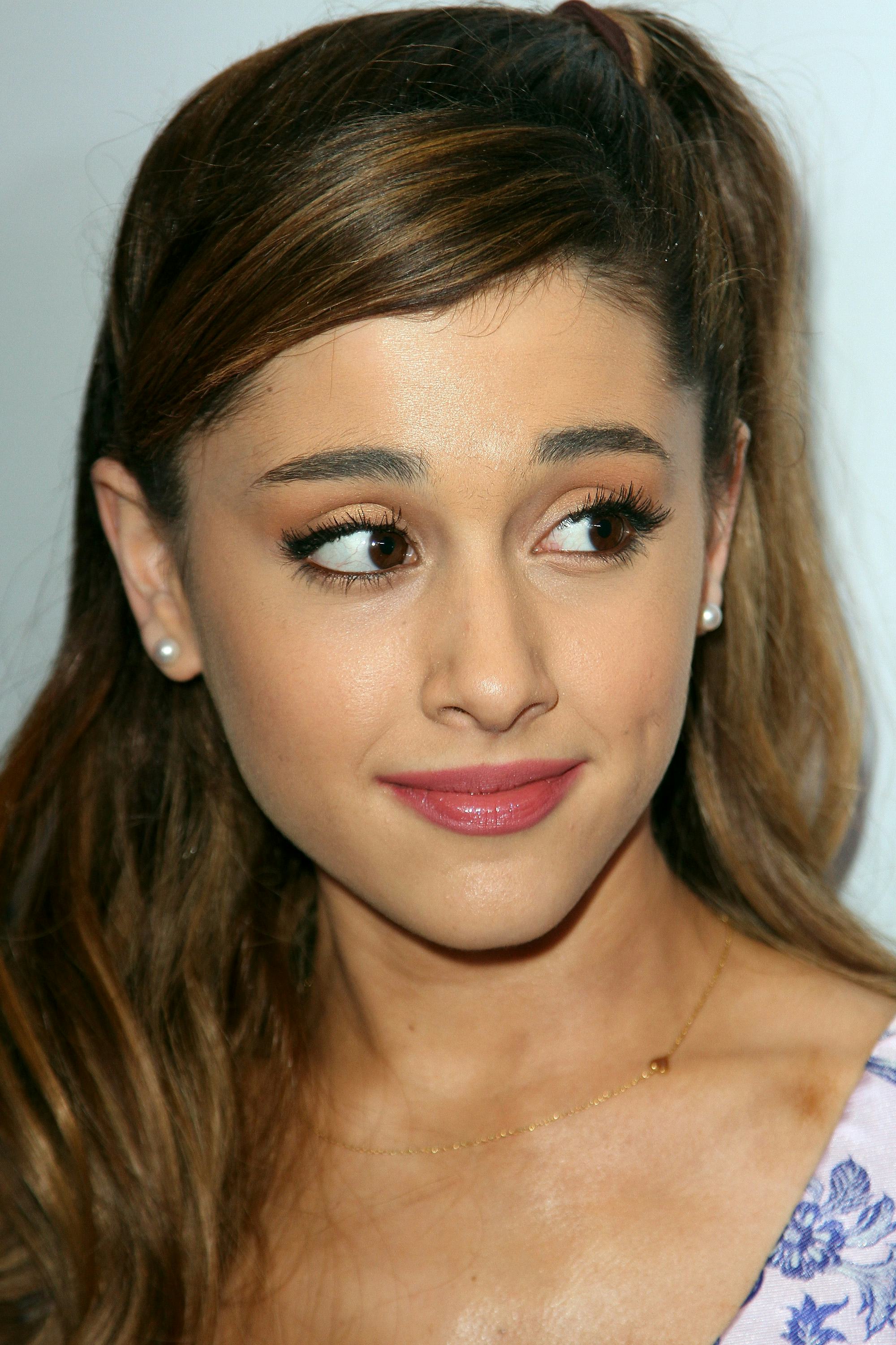 28 Photos of Ariana Grande Looking Like She Has A Problem
