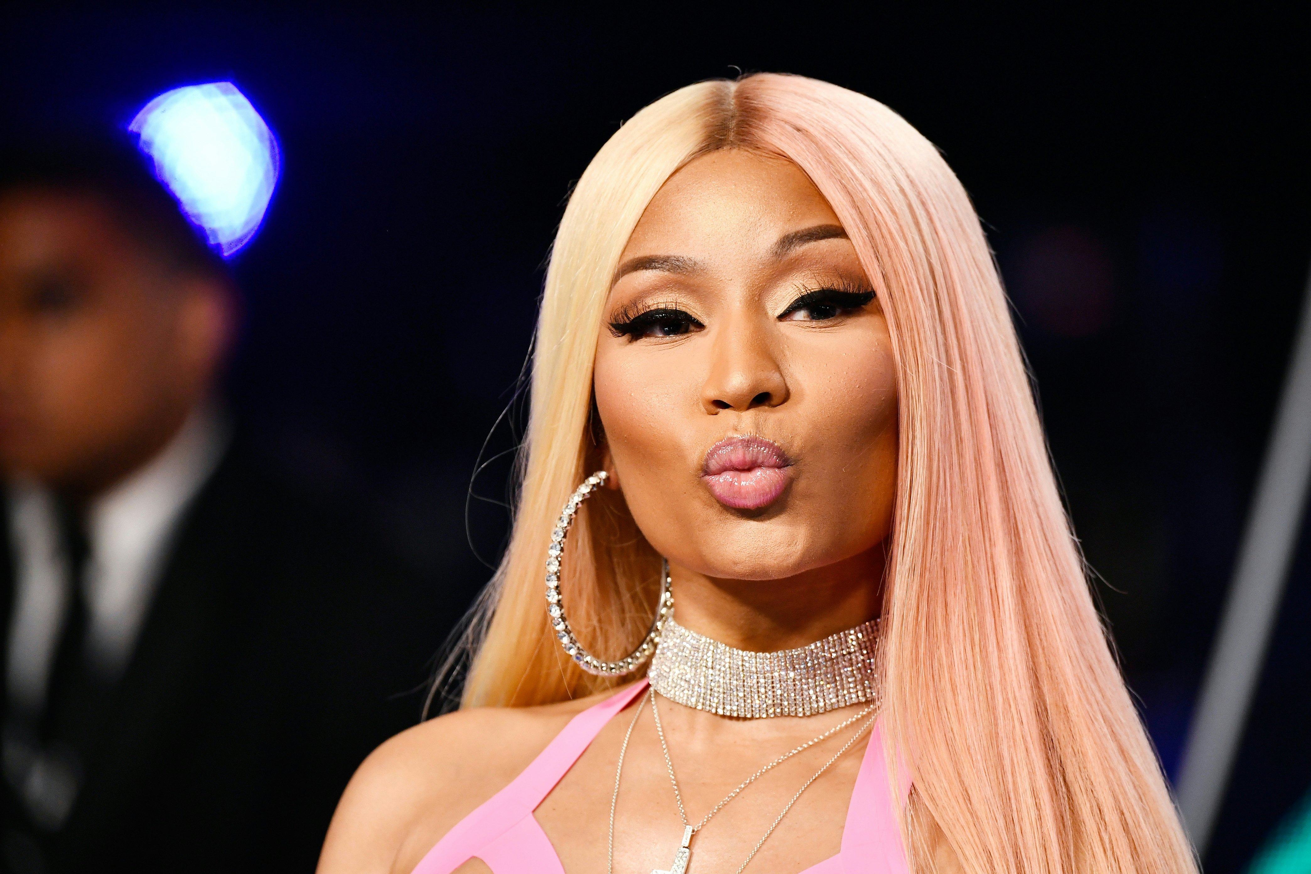 Nicki Minajs 2017 VMAs Hair Was Half Pink Half Blonde Really Long